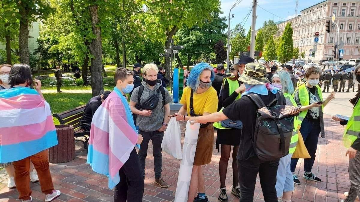 В Киеве одновременно прошли два марша — в поддержку трансгендеров и против них