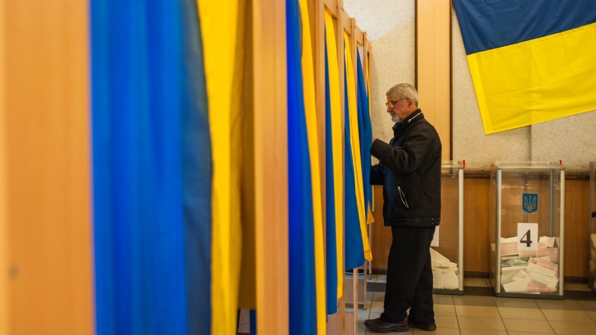 Українці розповіли, як бачать майбутнє Криму і Донбасу