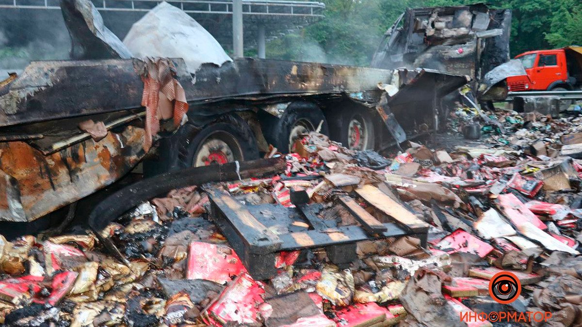 Жахливе ДТП у Києві: згоріли Volkswagen і фура. Двоє людей з легковика загинули, пішоходу відірвало голову