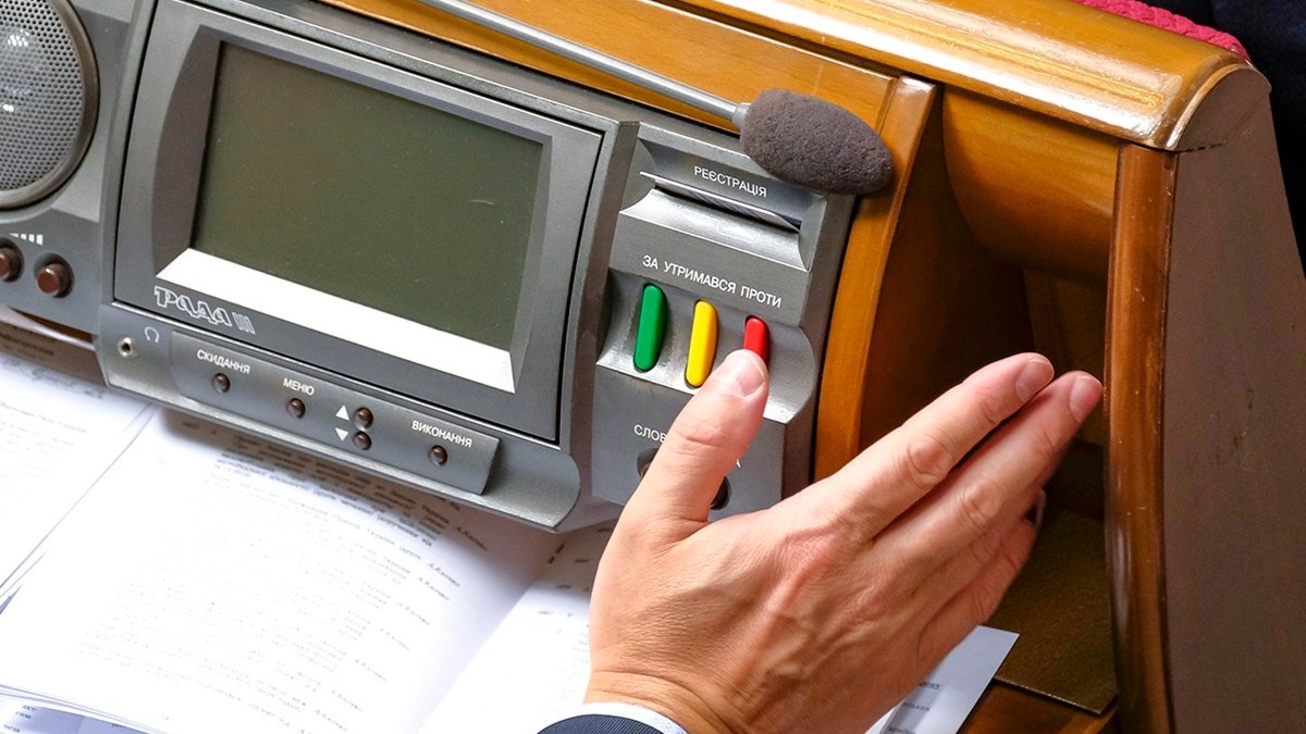 Проголосував за колегу: в Україні вперше будуть судити нардепа за «кнопкодавство»