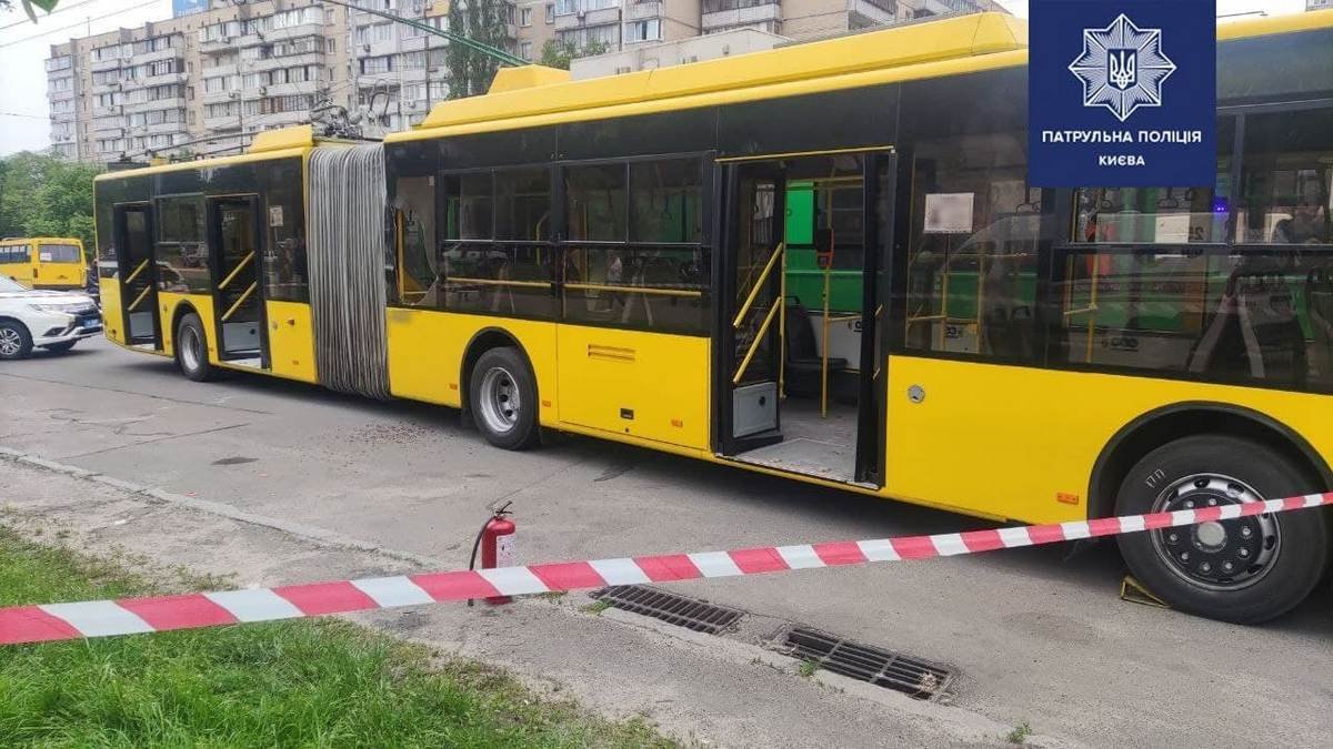 У Києві чоловік кинув пляшку із запальною сумішшю в тролейбус. Розпочалася пожежа - пасажирка отримала опіки