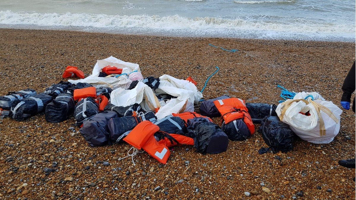 На побережье Англии прохожие нашли тонну кокаина в пакетах, прикреплённых к спасательным жилетам