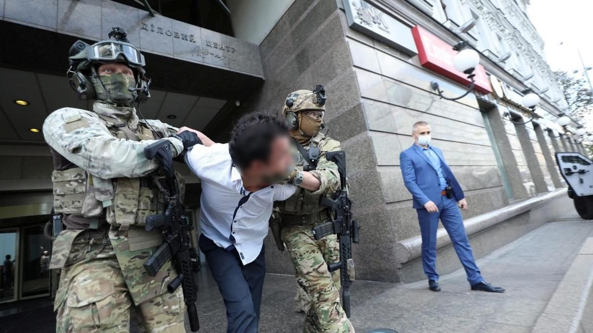 Мужчину, который захватил банк в центре Киева, отправили на принудительное лечение в психбольницу