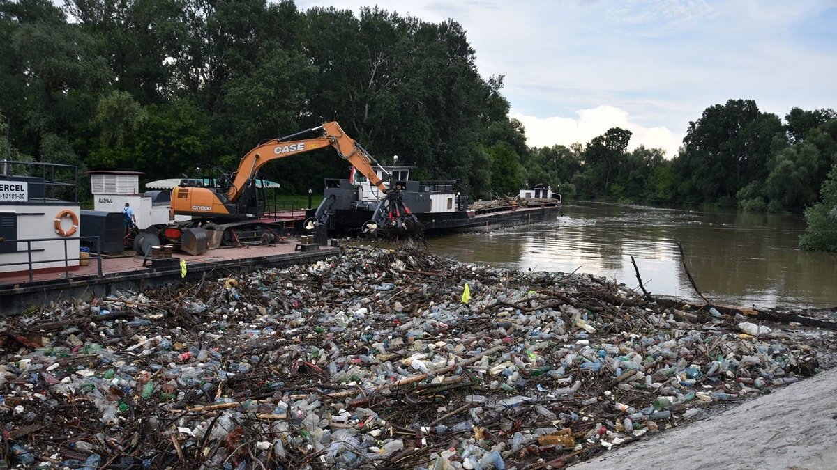 В Госэкоинспекции объяснили, откуда попадает мусор в реку Тиса