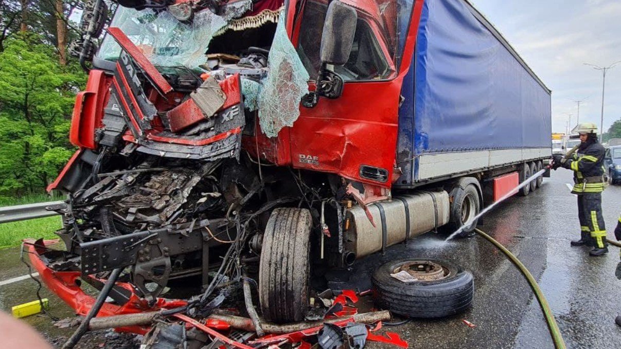 У Києві в масштабне ДТП з фурами потрапила вантажівка з десятками нацгвардійців