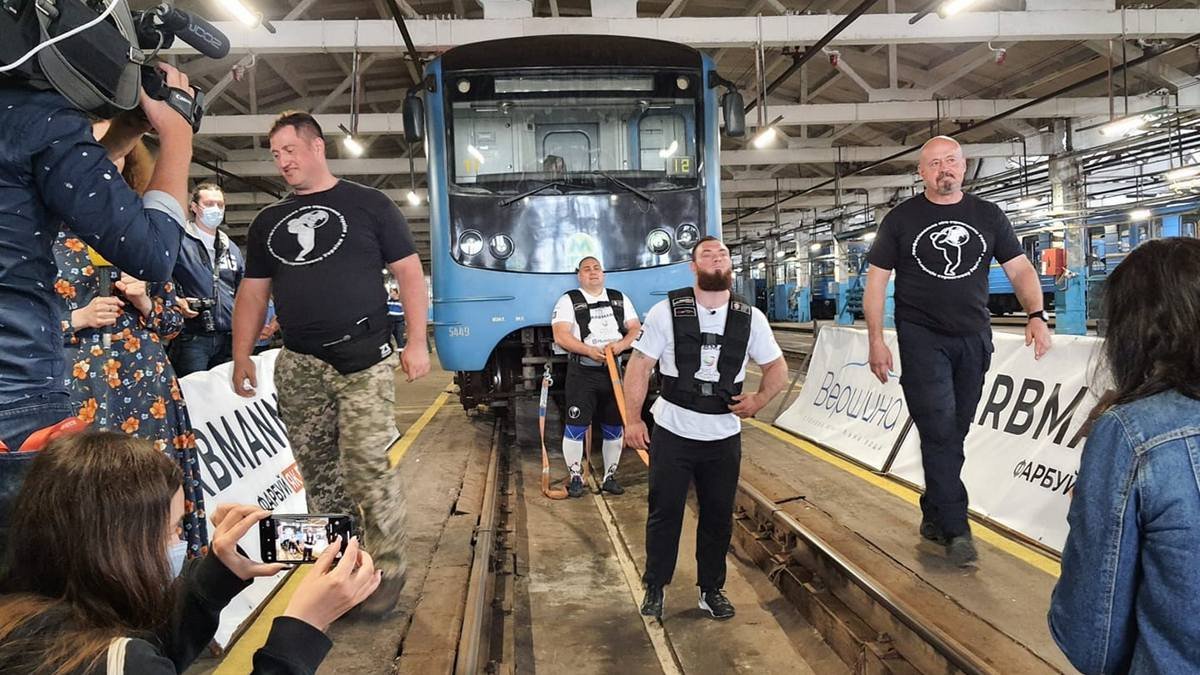 В метро Киева установили рекорд по перетягиванию поезда. Стронгмены протащили состав из 8 вагонов на 20 метров