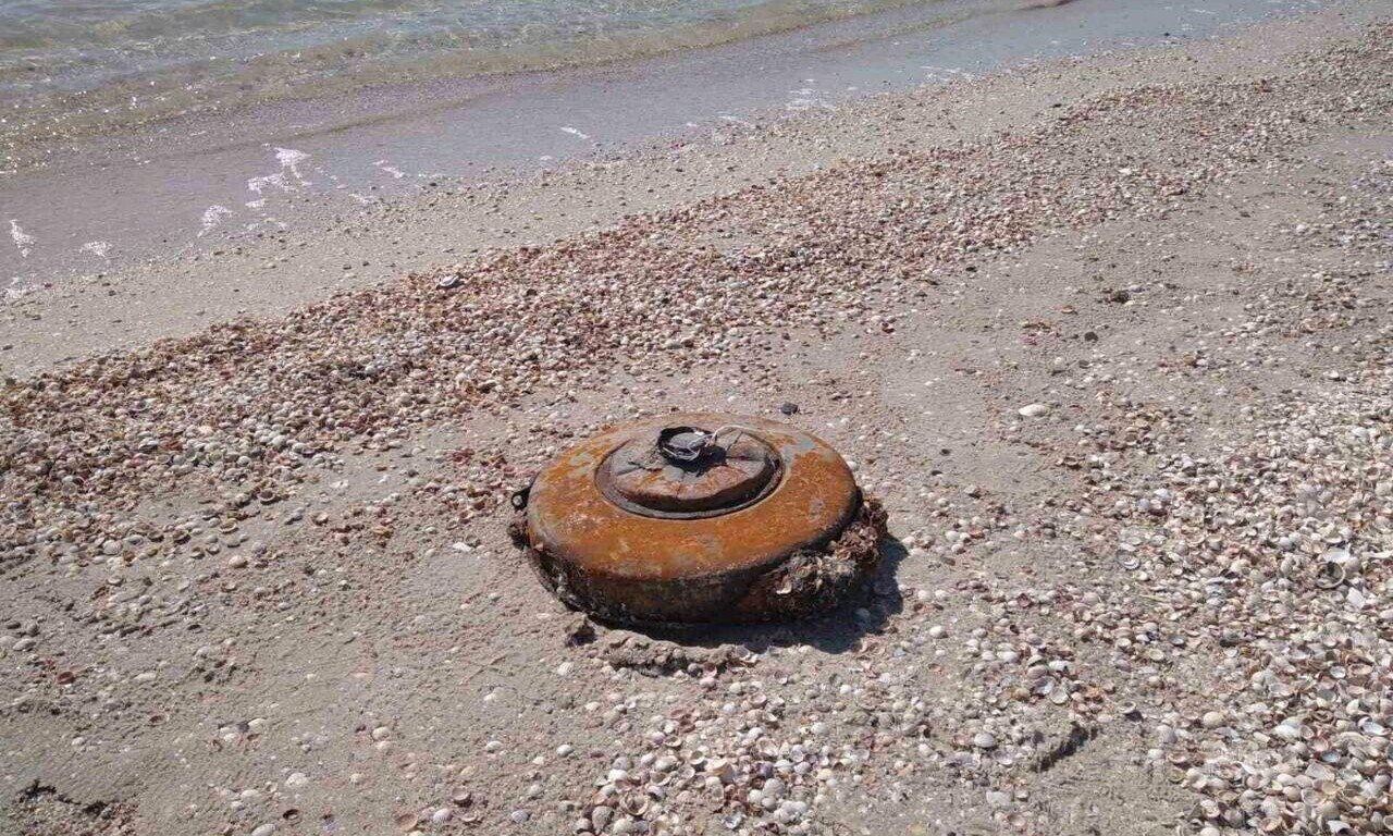 На пляж у Кирилівці винесло дві протитанкові міни
