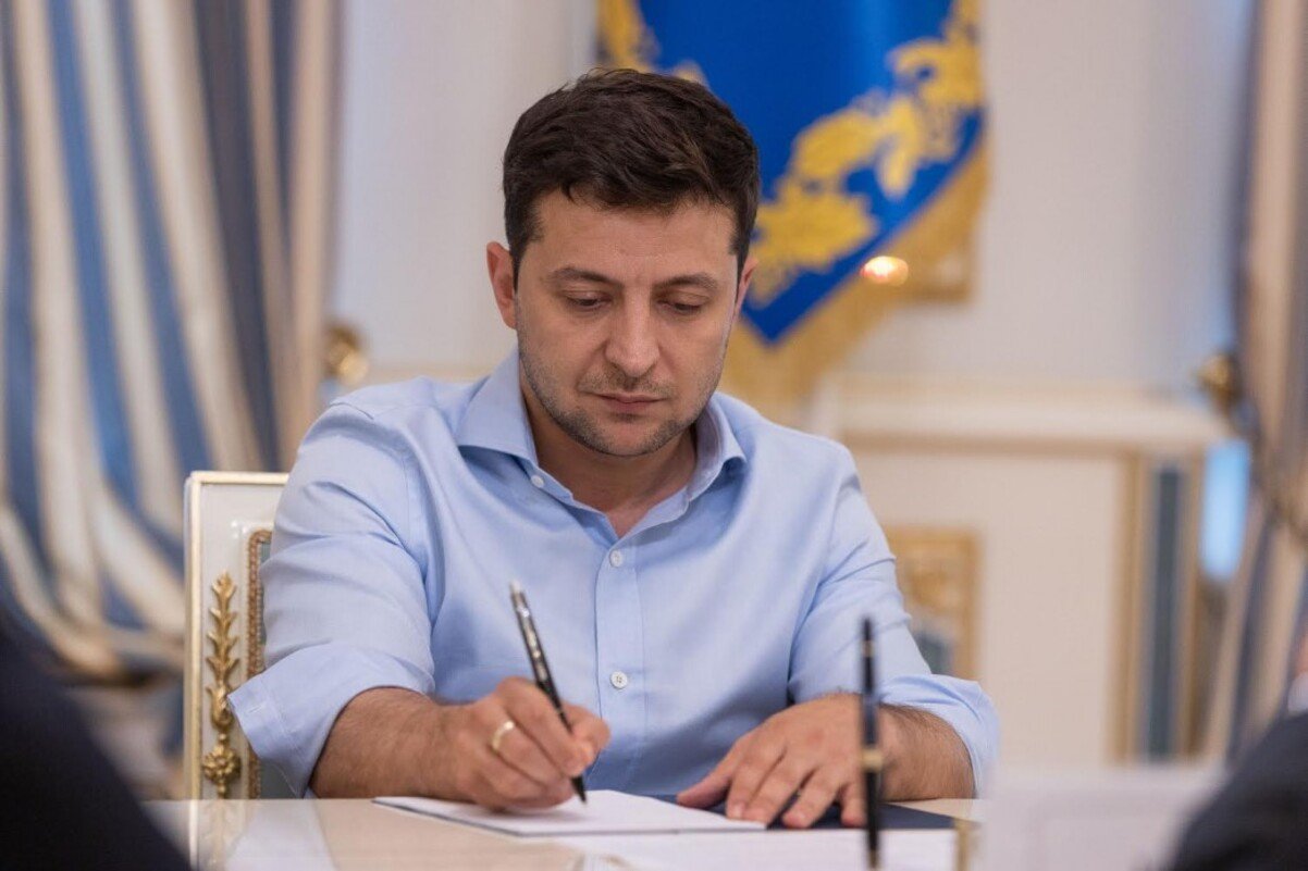 Зеленський призначив стипендії дітям двох журналістів, які загинули на Майдані і в АТО