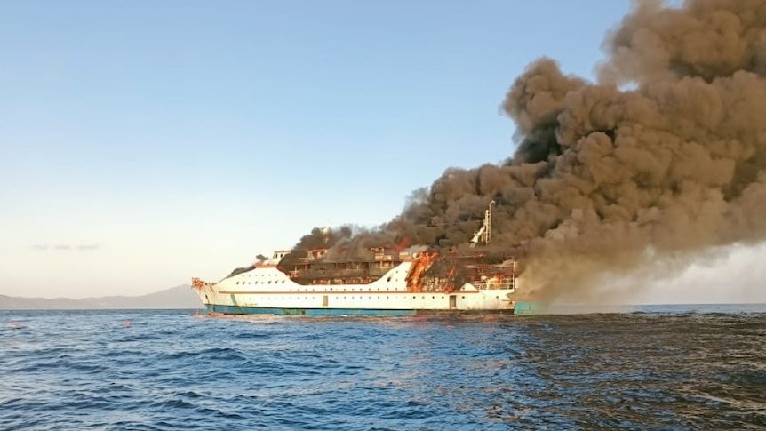 В Индонезии загорелось пассажирское судно, на котором было почти 200 человек