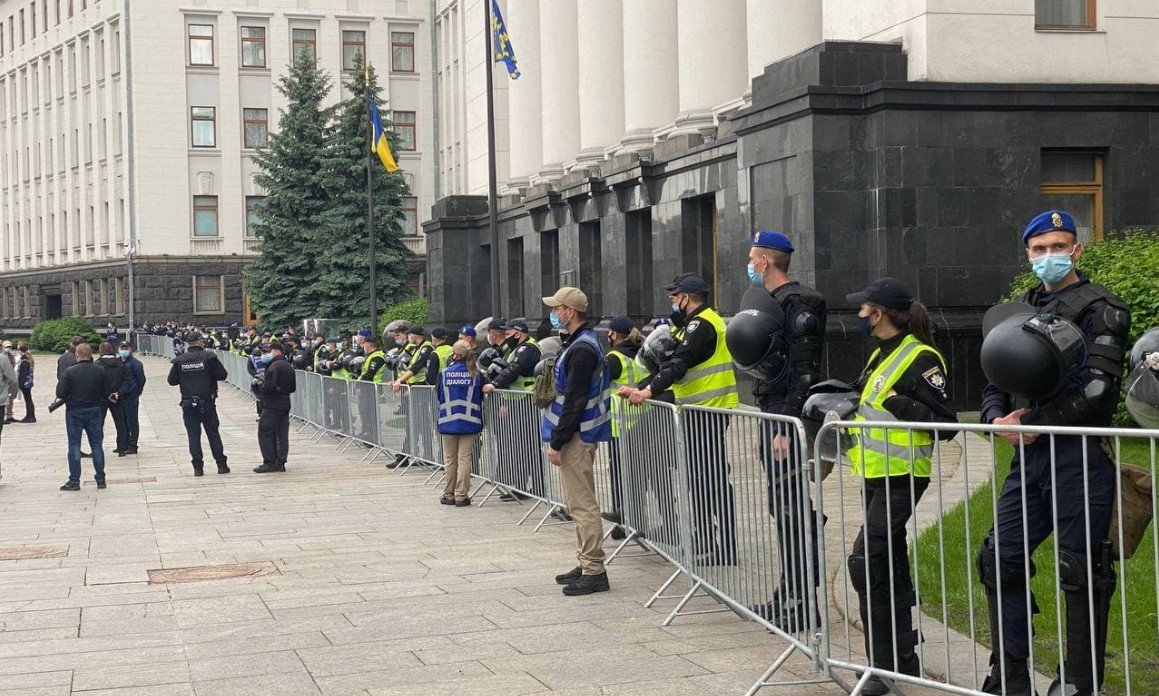 Без файеров, но с плакатами: под Офисом президента прошла акция в поддержку Стерненко