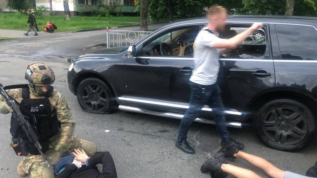 Змушували віддати неіснуючий борг: у Києві чотири чоловіки викрали і побили жінку