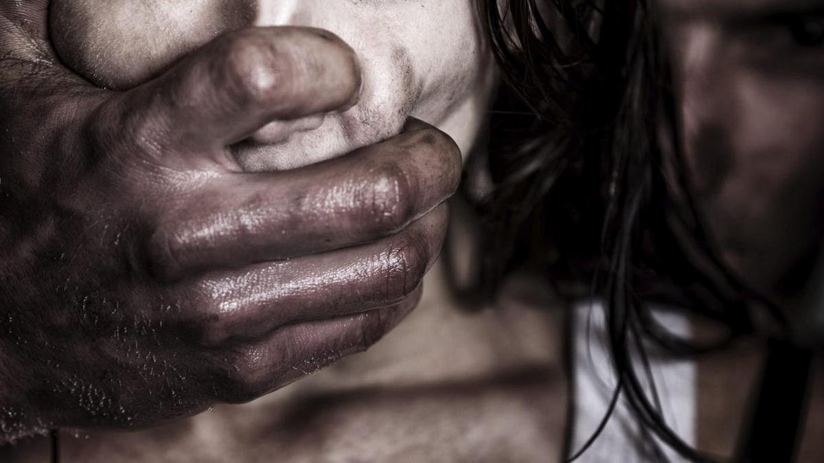 В Сумах отчим изнасиловал 6-летнюю девочку, пока её мать была в соседней комнате