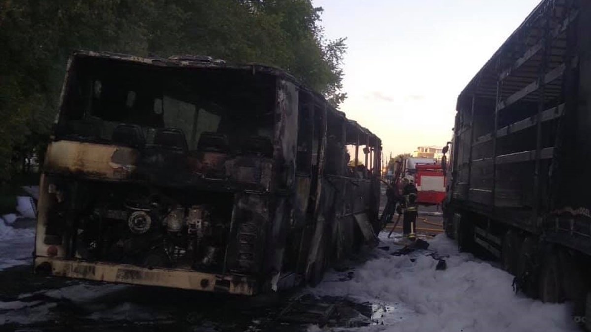 У Львівській області посеред дороги вщент вигорів автобус: вогонь перекинувся на вантажівку