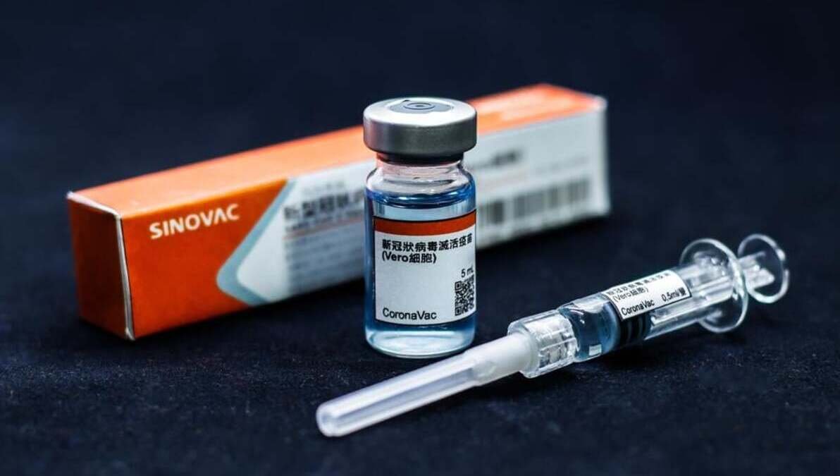 Франция призывает страны ЕС не признавать COVID-вакцины из России и Китая