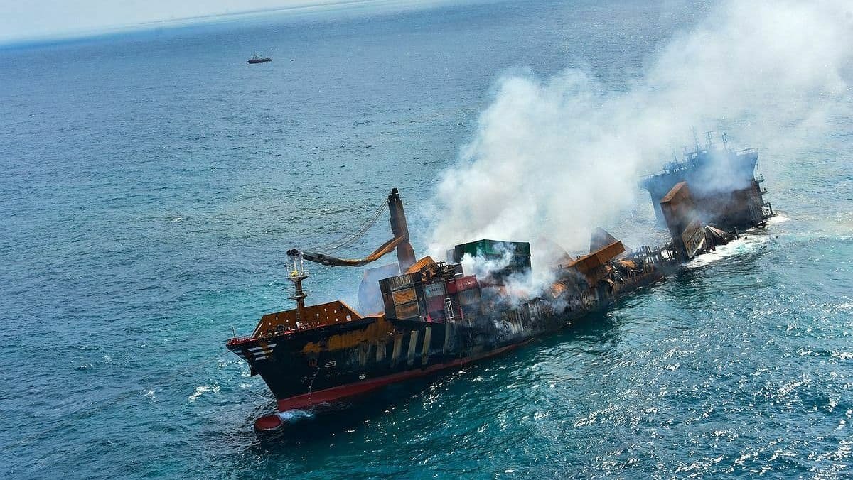 Біля берегів Шрі-Ланки затонуло судно з тоннами хімікатів