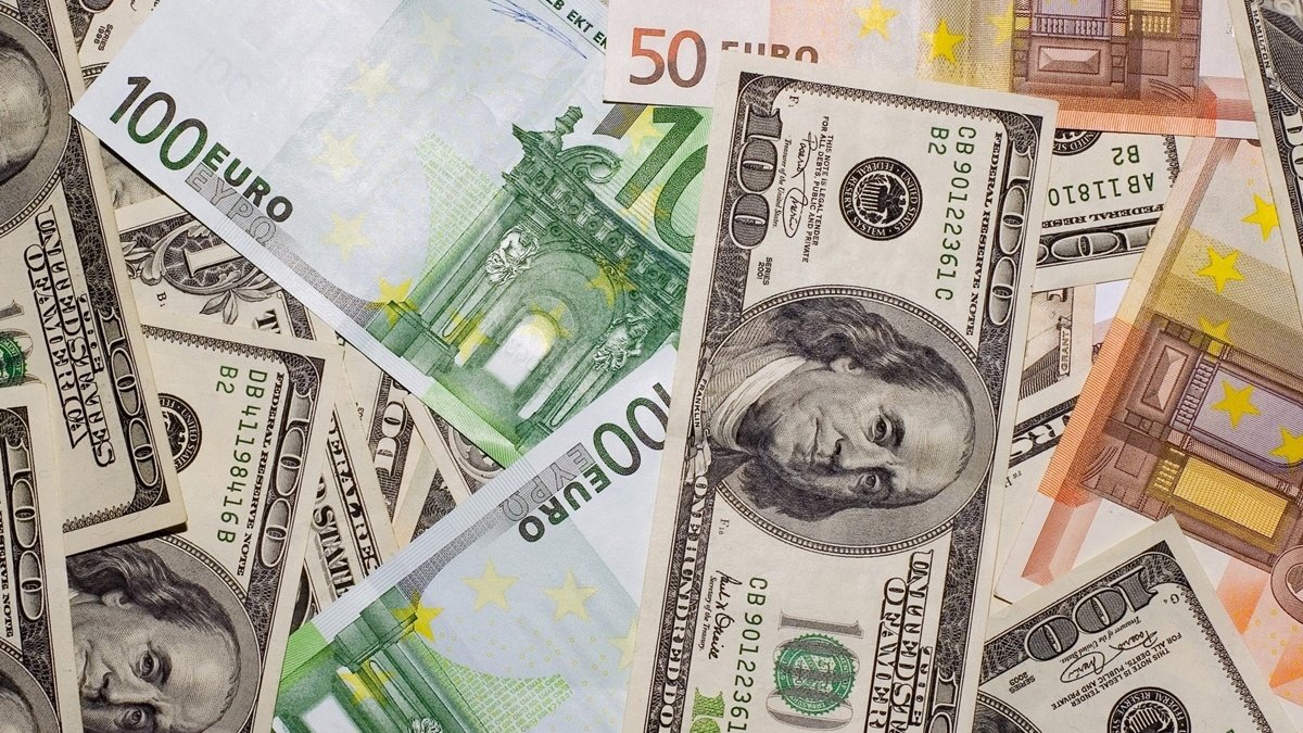 Курс валют на 4 июня: доллар стабилен, евро подешевел