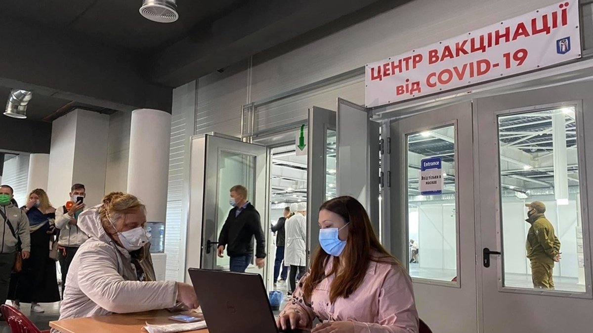 Центри вакцинації від коронавірусу відкриють ще у сімох містах України
