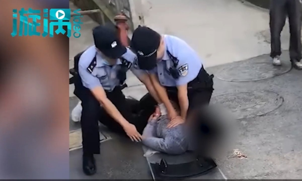 В Китае вооруженный ножом мужчина напал на пешеходов. Есть погибшие и раненые