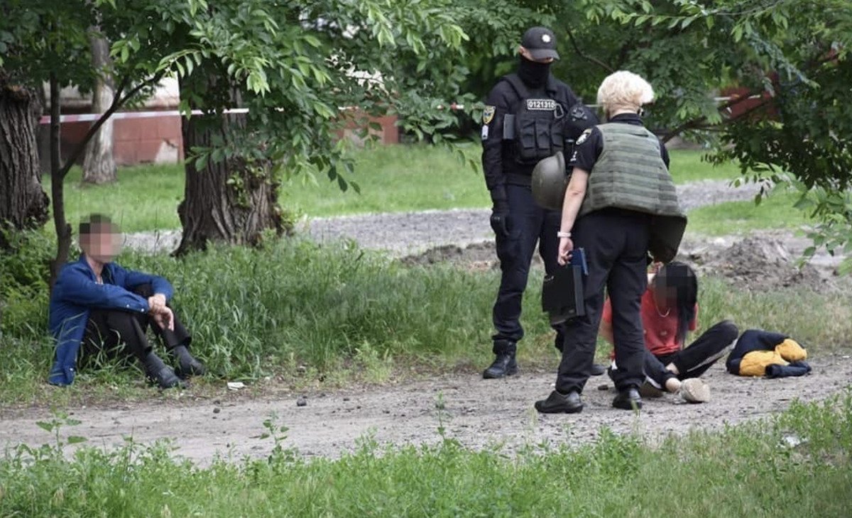 У Луганській області жінка після питання поліцейського намагалася його зарізати