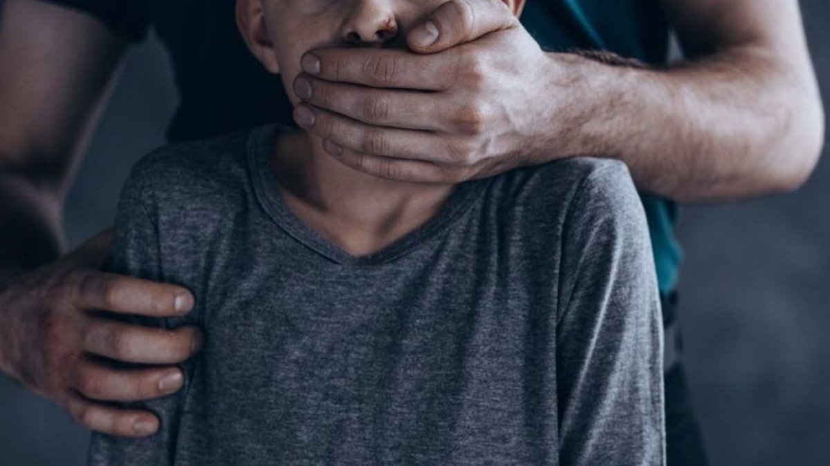 Закрив рота і намагався зняти штани: у Сумській області ґвалтівник напав на 7-річного хлопчика
