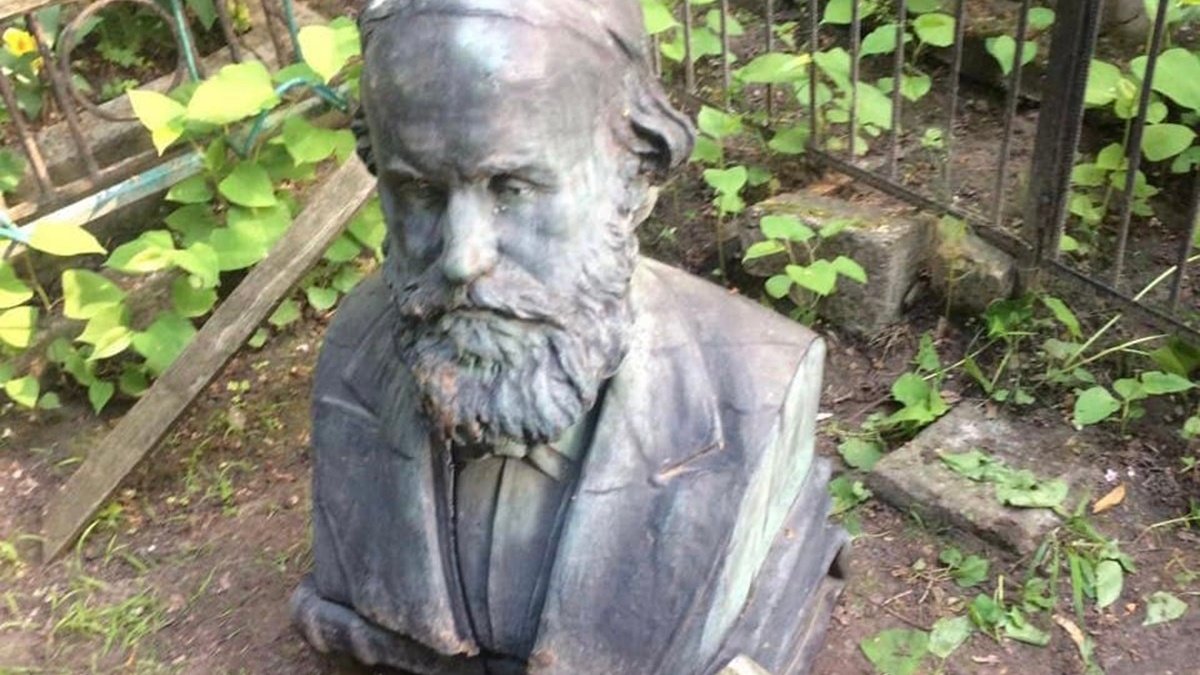 В Киеве вандалы разбили могилу выдающегося учёного и правоведа