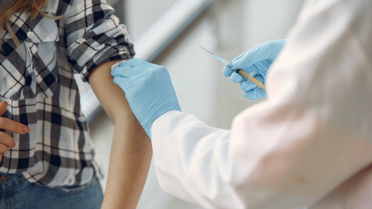 В Украине за сутки вакцинировали от коронавируса 48 161 человек