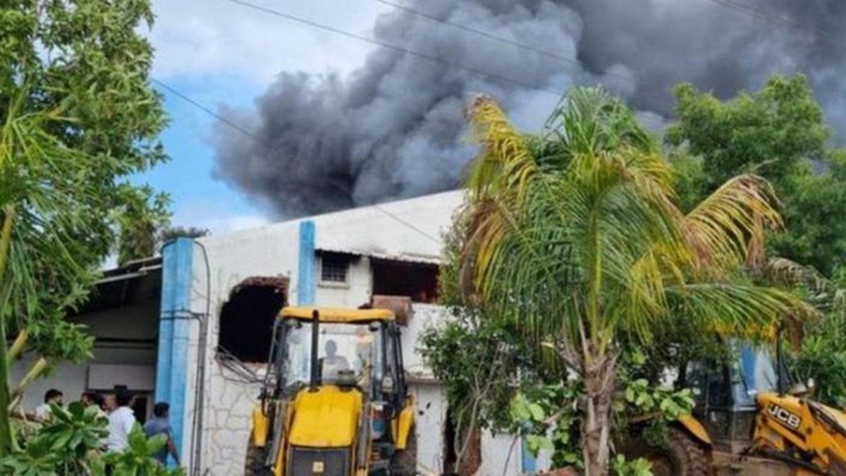 В Индии из-за пожара на химическом заводе погибли 18 человек