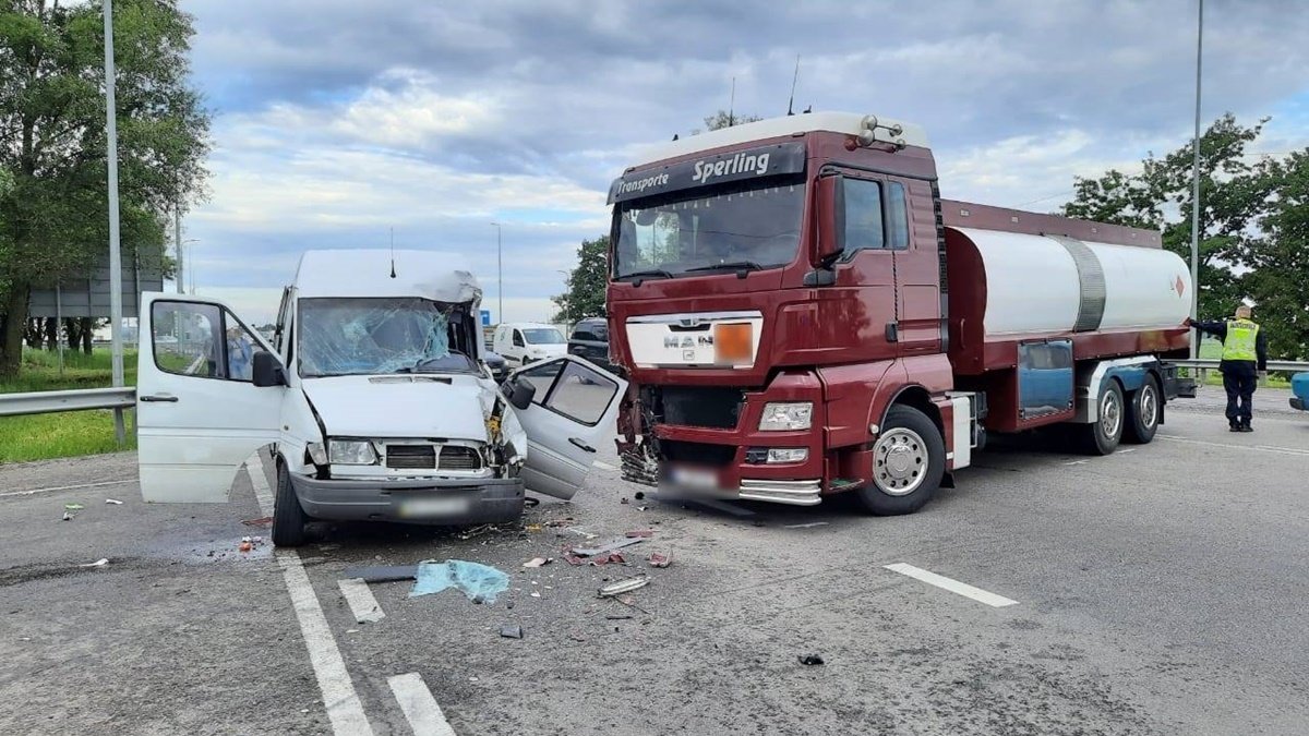 У Київській області зіткнулися вантажівка і мікроавтобус, постраждали п'ятеро людей