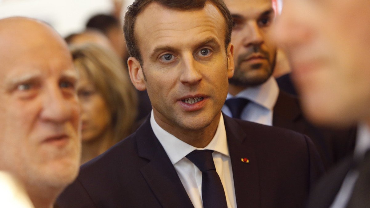 Президент Франции Макрон получил пощёчину во время поездки по стране