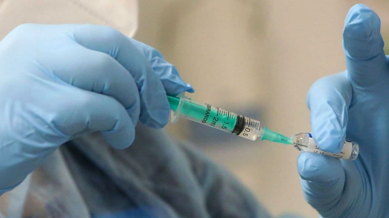В Украине за сутки COVID-прививку получили более 53 тысяч человек