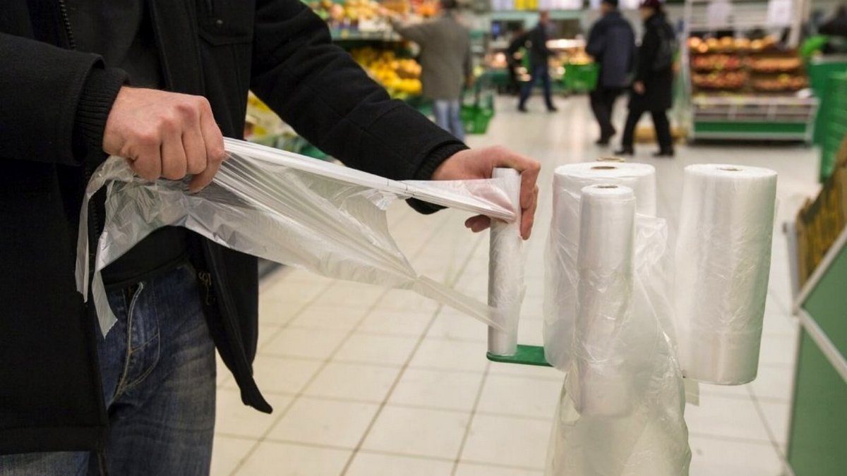 В Украине вступает в силу закон, запрещающий пластиковые пакеты: как это будет работать