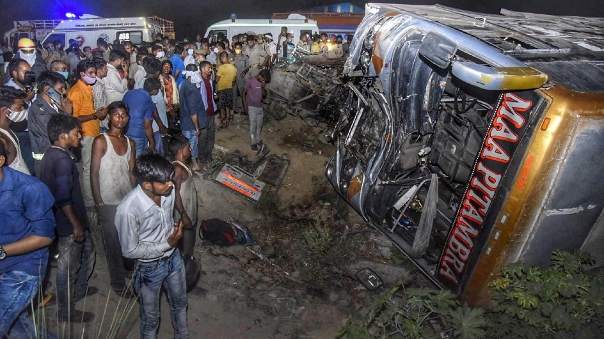 В Индии автобус столкнулся с автофургоном: погибли 17 человек, 18 получили ранения