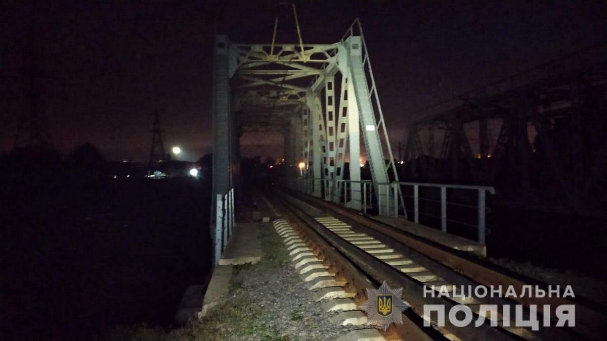 У Харкові 13-річну дівчинку вдарило струмом на залізничному мості. Вона зірвалася вниз та загинула
