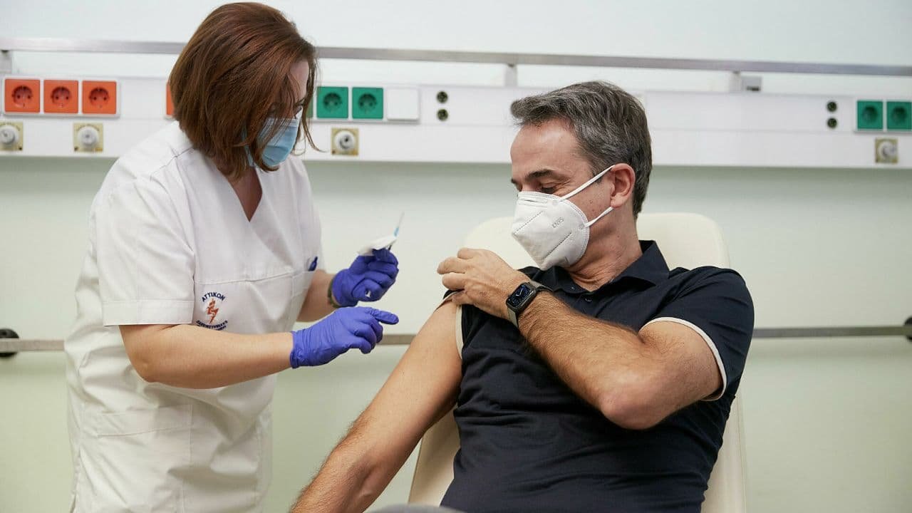 В Греции с осени введут привилегии для вакцинированных от COVID-19