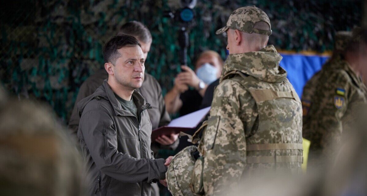 Зеленский на передовой вручил бойцам ценные награды и подарки