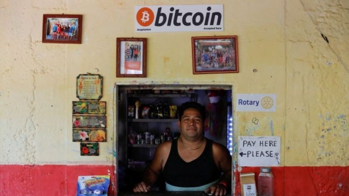 В Сальвадоре рассчитываться биткоином официально можно будет через три месяца