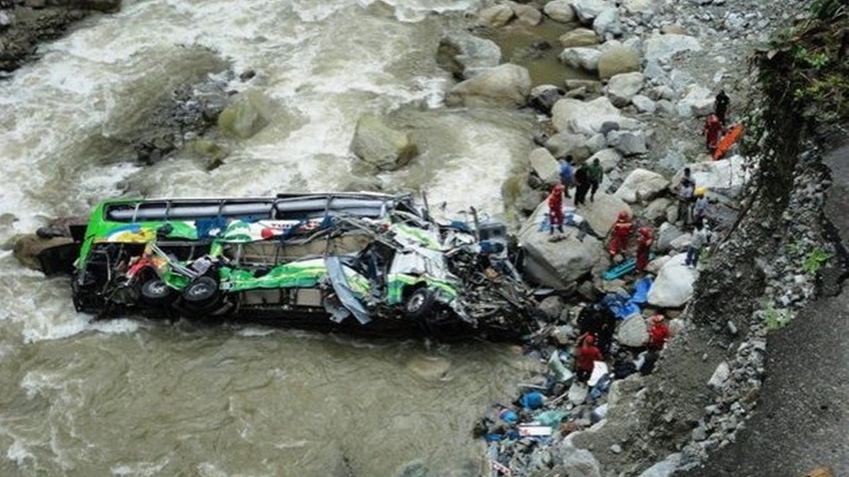 В Перу автобус сорвался в пропасть: 17 человек погибли, 6 получили ранения