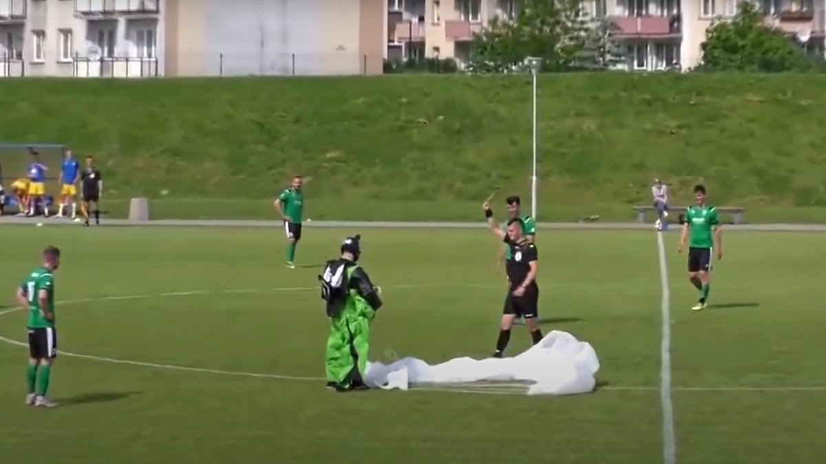 В Польше во время футбольного матча на поле приземлился парашютист. Ему дали жёлтую карточку