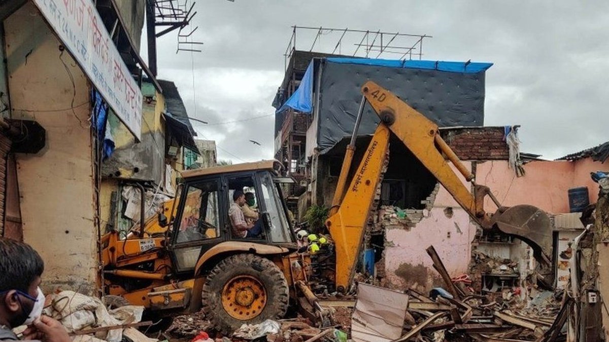 В Мумбаи обрушился жилой дом: 11 погибших, 8 из них — дети
