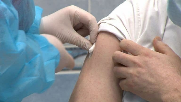 В Украине за сутки COVID-прививку получили более 54 тысяч человек