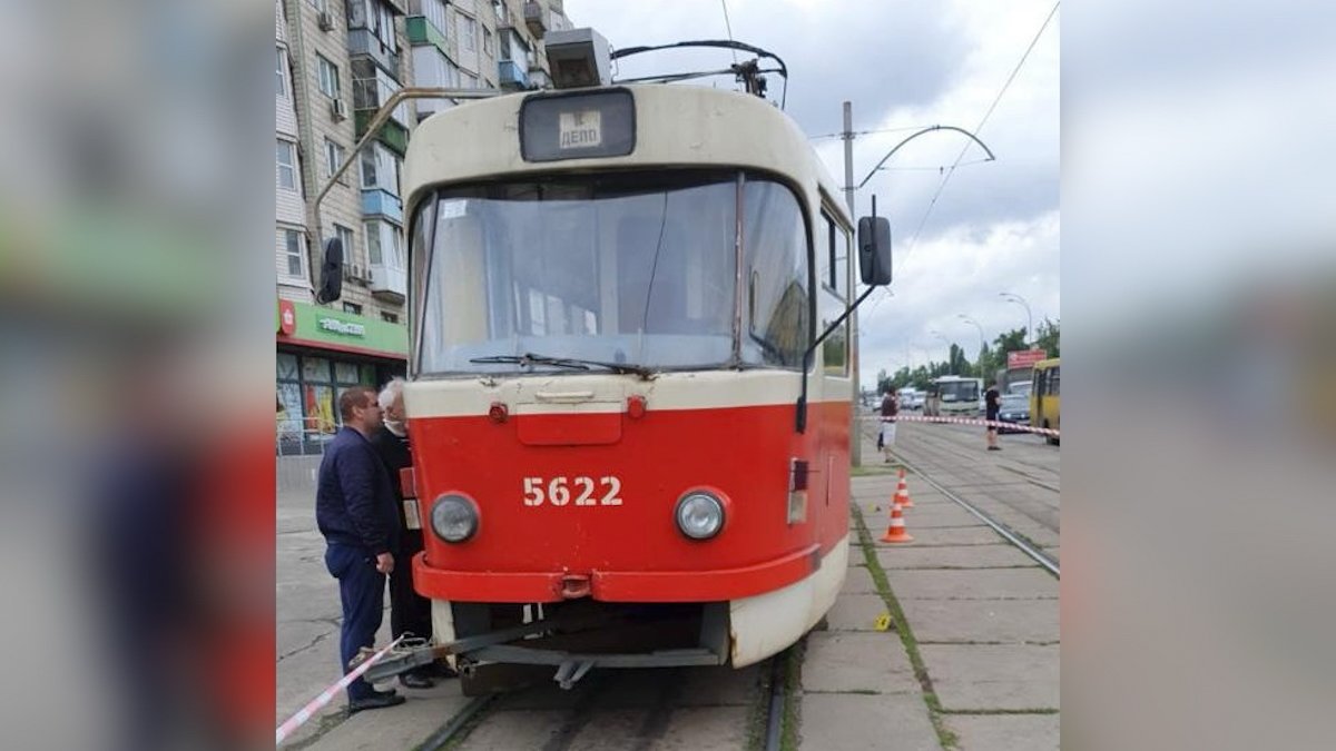 В Киеве женщину переехал трамвай — чтобы достать её, вагон поднимали краном