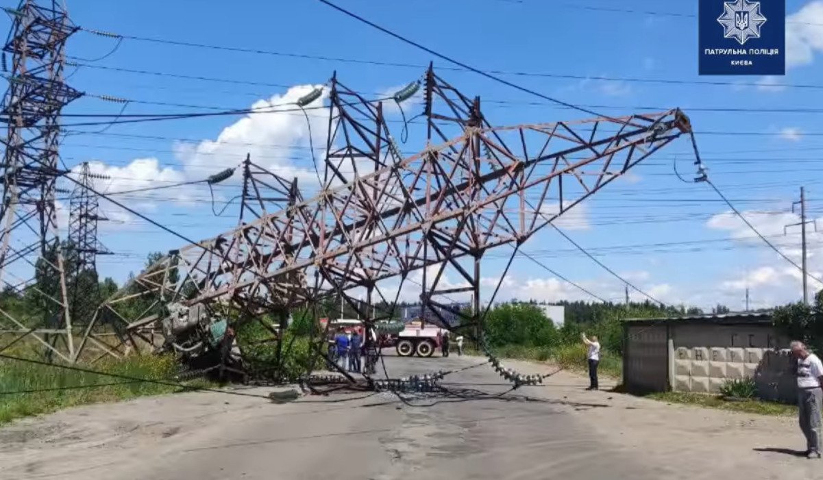 У Києві вантажівка знесла електроопору: район знеструмлений