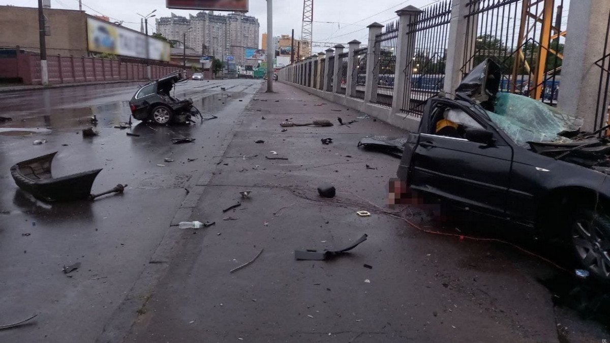 В Одесі BMW на повній швидкості врізався в стовп. Машину розірвало на частини - водій і пасажир загинули на місці