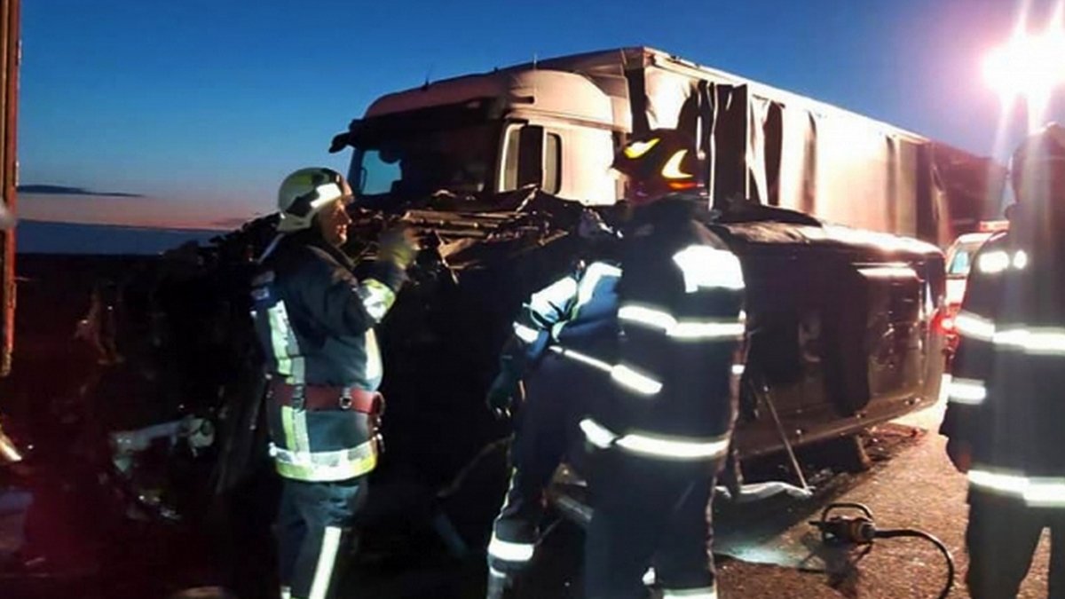 В Румынии микроавтобус с украинцами врезался в колону грузовиков. Один человек погиб, пострадавших - больше 10