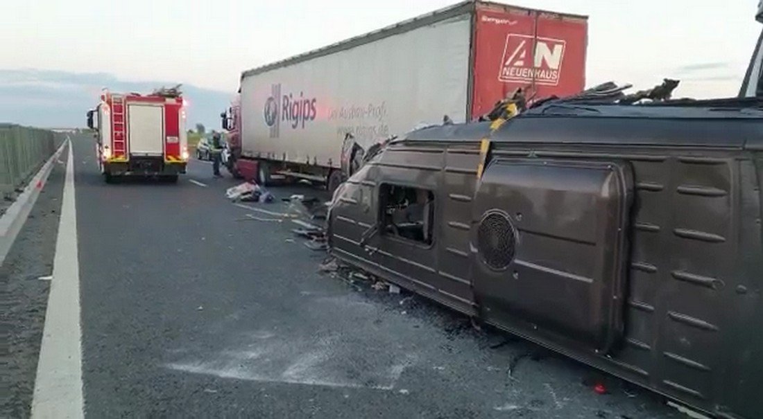 У Румунії мікроавтобус з українцями врізався у вантажівку. Кількість жертв зросла: жінка померла у лікарні