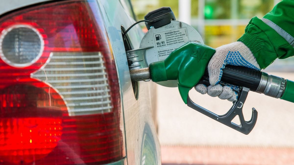 АЗС в Украине повысили цены на топливо: где и на сколько