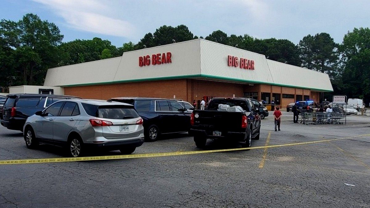 В США мужчина застрелил кассира супермаркета за просьбу надеть маску и устроил перестрелку с шерифом.