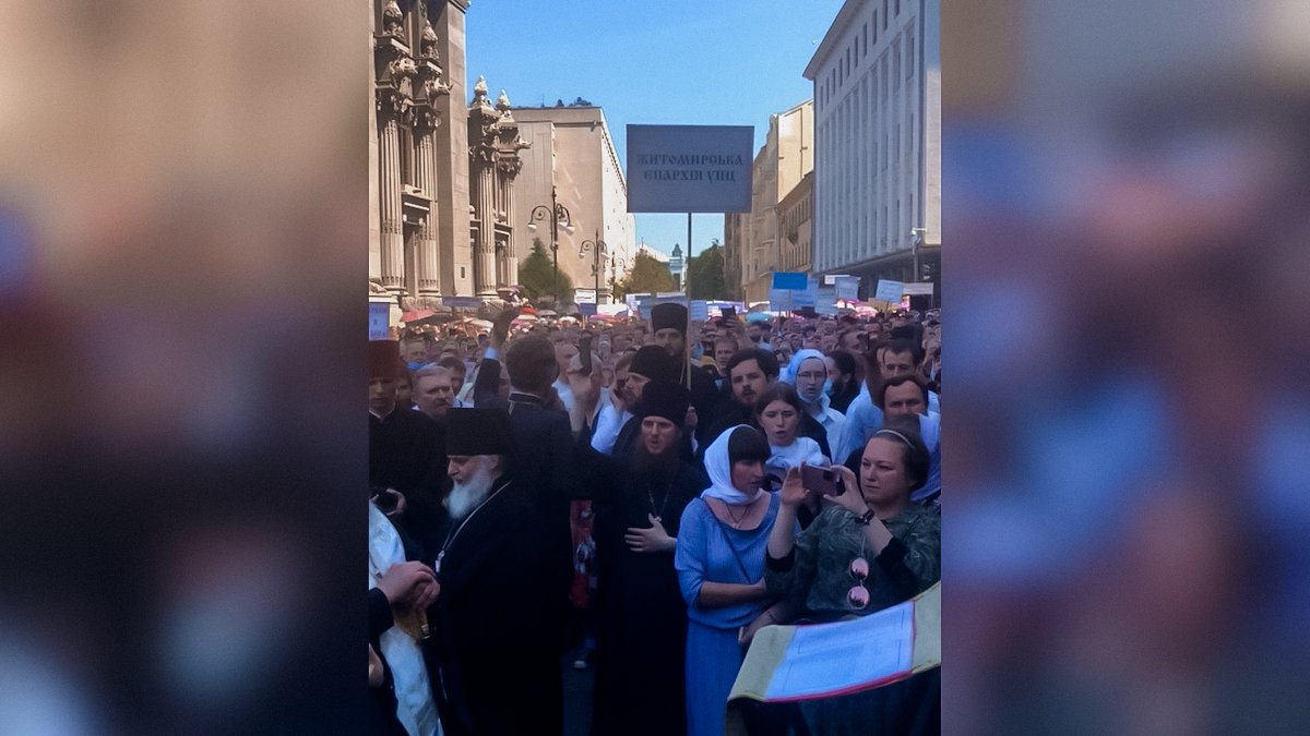 Под Офисом президента и ВР 15 тысяч прихожан и духовенство УПЦ «защищали церковь от дискриминации»