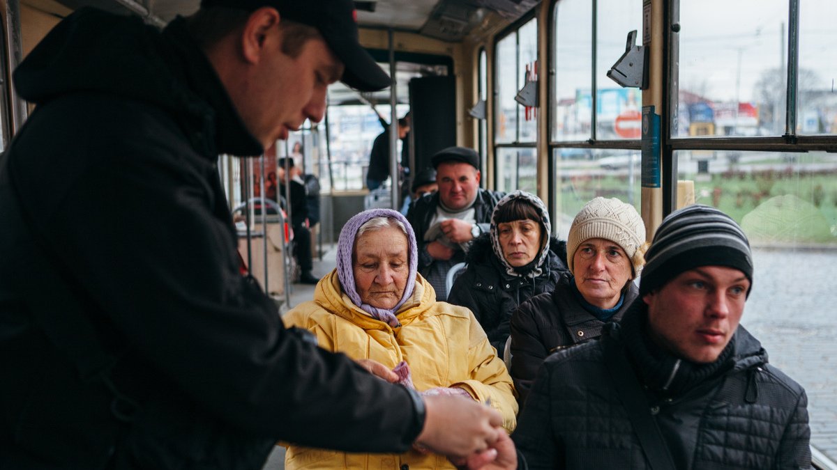 Полицейский, водитель троллейбуса, токарь и провизор: топ-50 востребованных профессий в Украине