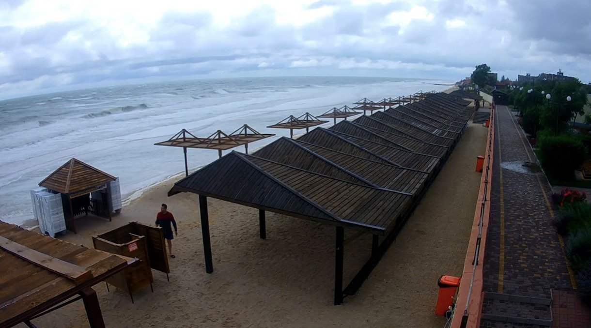 Затоплены пляжи и базы отдыха: Кирилловку накрыл мощный шторм